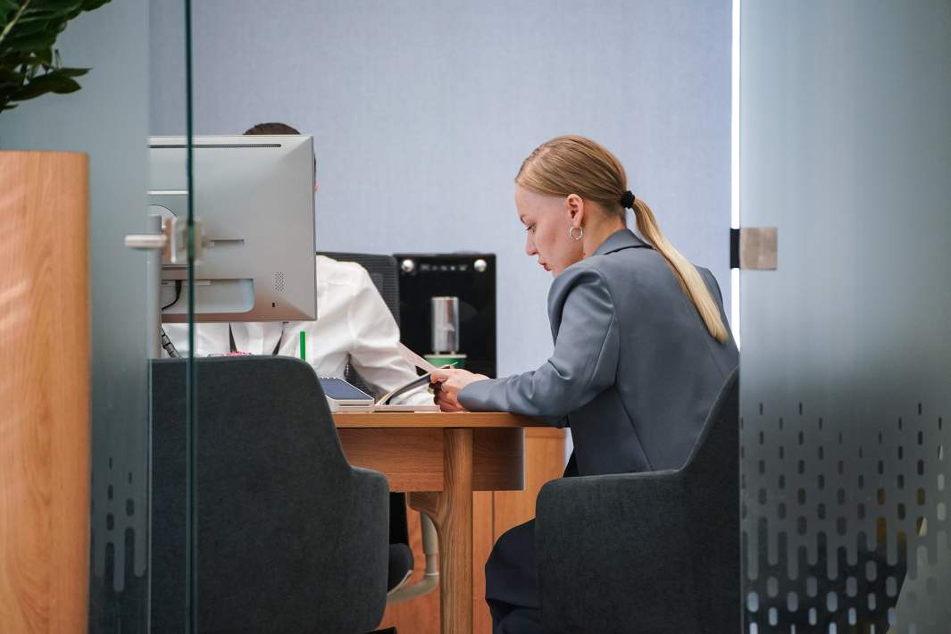 Посетитель в отделении банка 