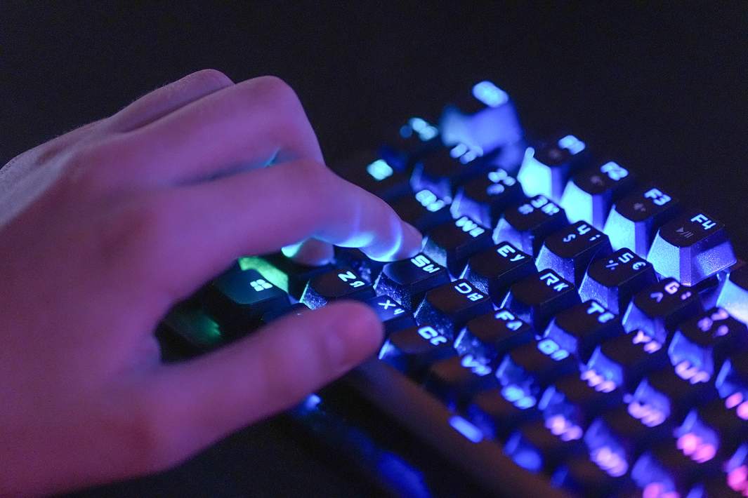 Рука на клавиатуре 