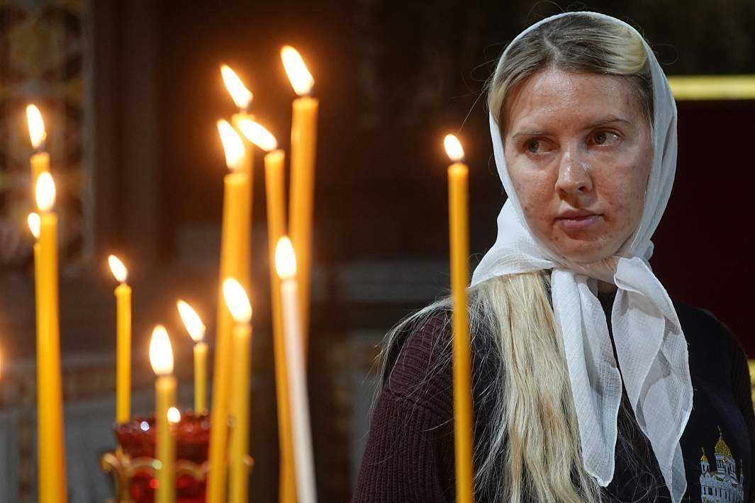 Женщина со свечами