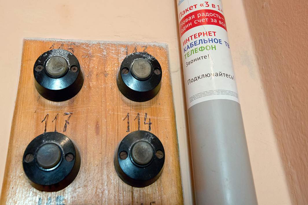 Квартирные звонки и интернет-кабель в подъезде жилого дома