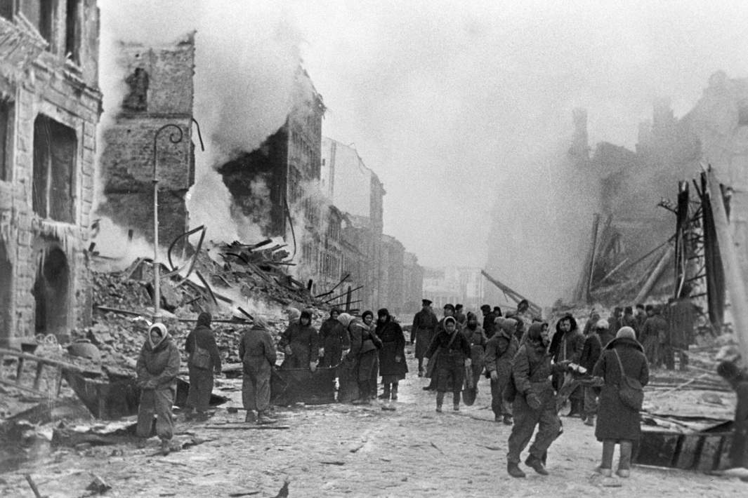 Жители Ленинграда и бойцы местной противовоздушной обороны разбирают завалы, тушат пожары после налетов немецкой авиации. 1942 год