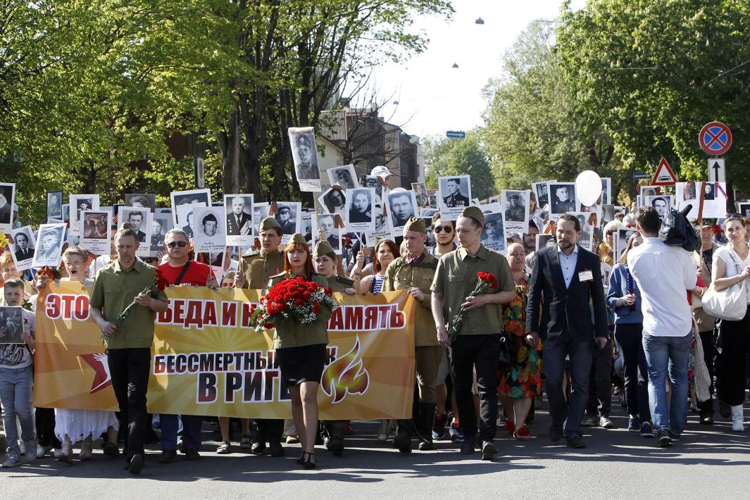 Участники шествия "Бессмертный полк" в честь 71-й годовщины Победы в Великой Отечественной войне 1941-1945 годов в Риге
