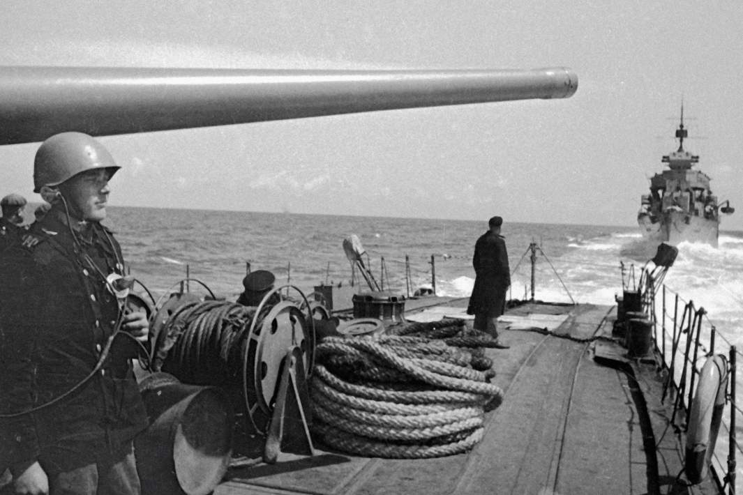 Великая Отечественная война 1941-1945 гг. Оборона Севастополя и битва за Крым. Корабли Черноморского флота идут в осажденный Севастополь