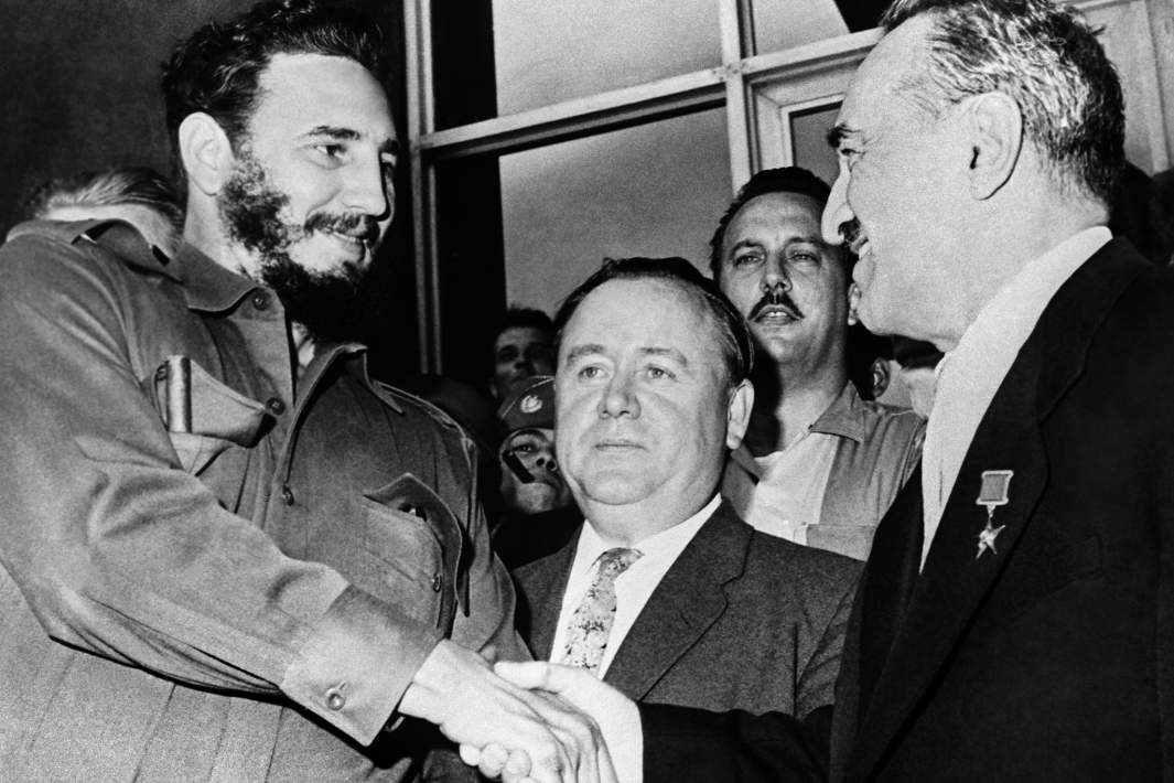 Премьер-министр Кубы Фидель Кастро приветствует первого заместителя председателя Совета Министров СССР Анастаса Микояна в Гаване. 4 февраля 1960 года