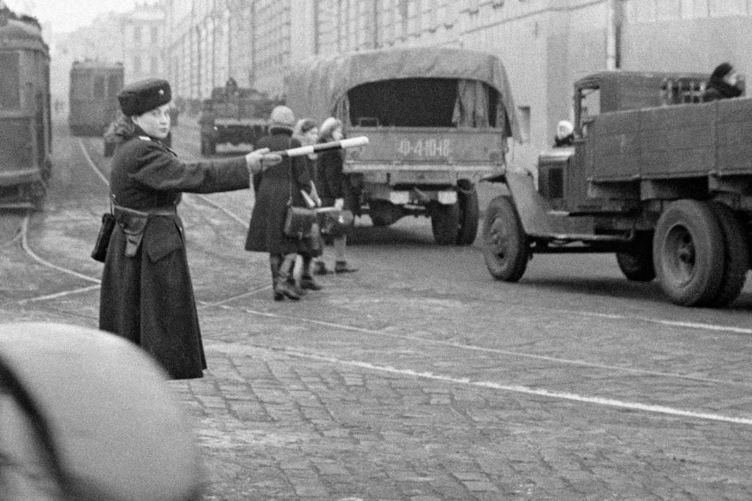 Женщина-регулировщик движения