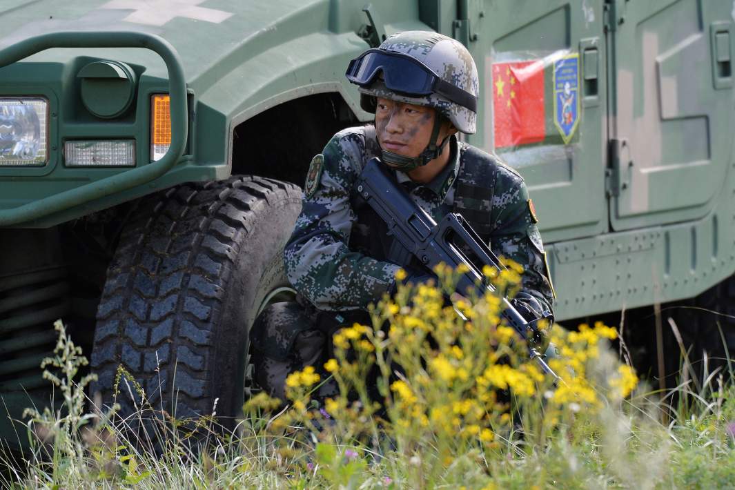Военнослужащий КНР участвует вВоеннослужащий КНР участвует в совместном военном антитеррористическом командно-штабном учении вооруженных сил государств – членов ШОС совместном военном антитеррористическом командно-штабном учении вооруженных сил государств – членов ШОС