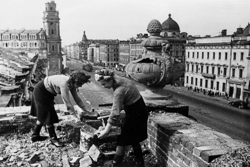 Женщины восстанавливают разрушенную крышу Гостиного двора. 1946 год