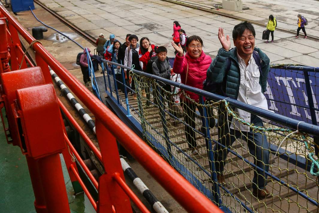 Иностранные туристы поднимаются на борт ледокола 