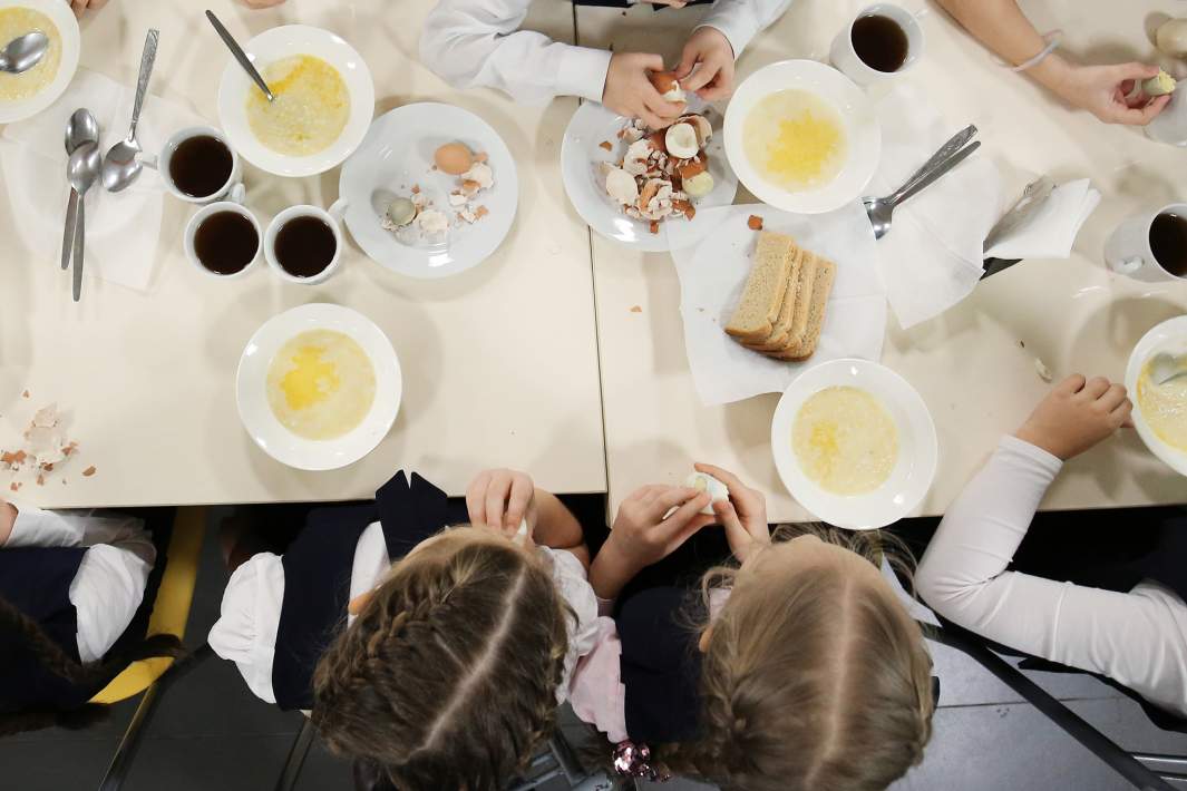 Завтрак в школьной столовой 