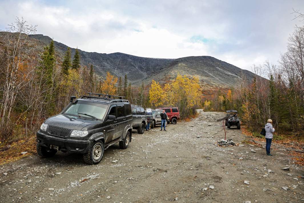 Туристы на машинах в Артике 