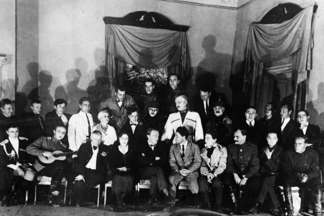 Писатель, драматург Михаил Булгаков (пятый слева в первом ряду) среди артистов Московского Художественного академического театра после премьеры спектакля по его пьесе «Дни Турбиных» (по мотивам его же романа «Белая гвардия»). 1926 г.