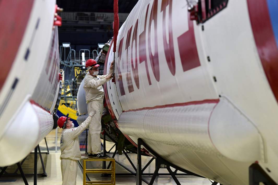 Сотрудники ГКНПЦ им. Хруничева на демонстрации ракеты "Протон-М"