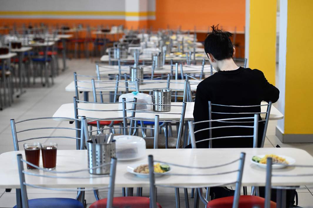 Школьник в столовой 