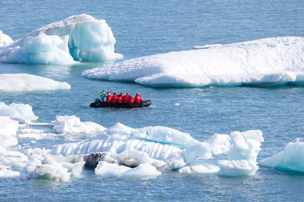 Туристы среди айсбергов рядом с островом Гукера в составе архипелага 