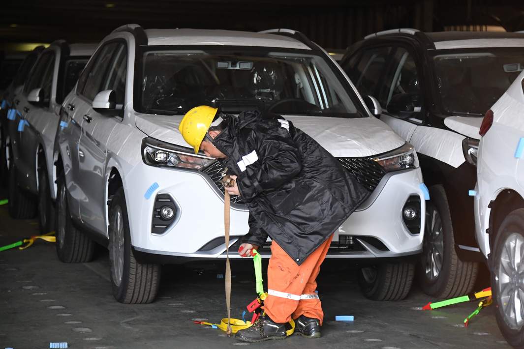 Разгрузка автомобиля в порту