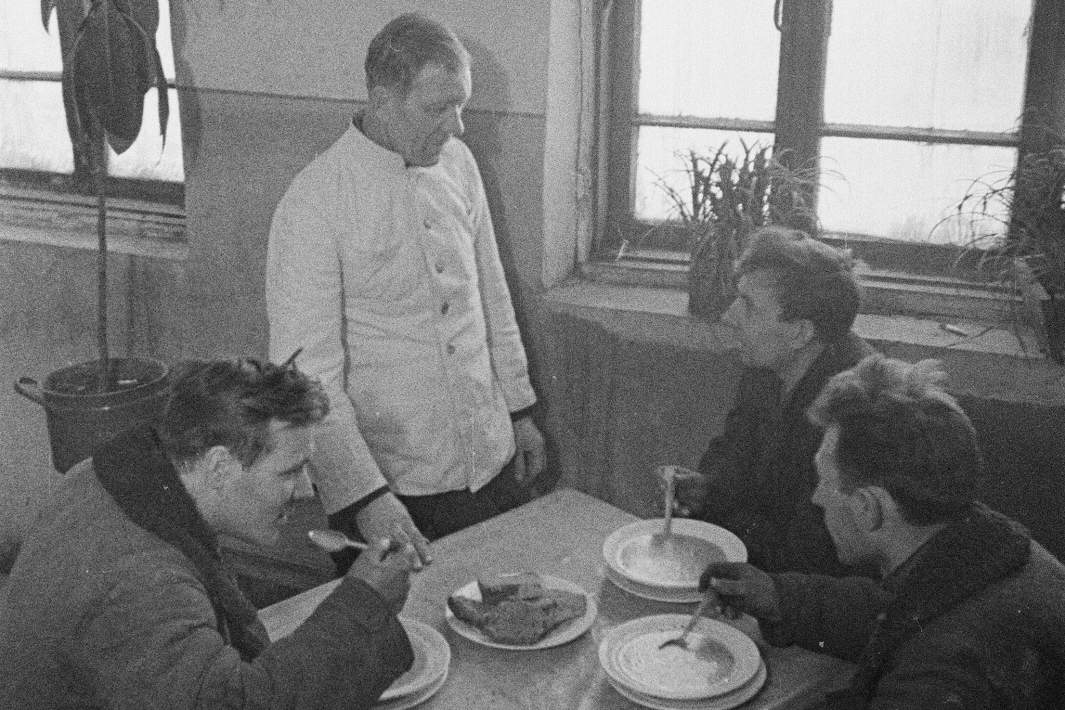 Рабочие за обедом