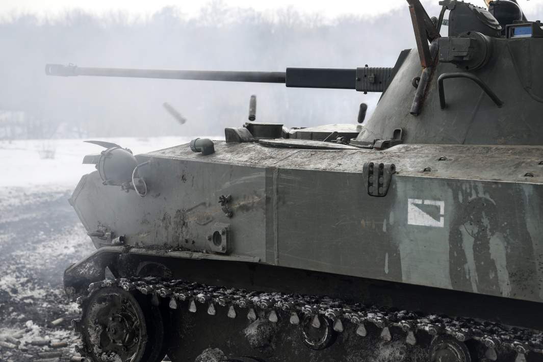 БМД ведет огонь