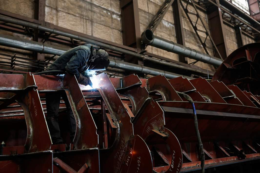 Рабочий в цехе судостроительного завода 
