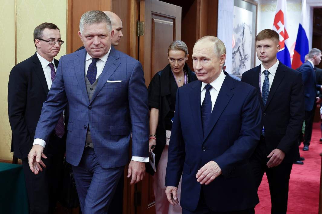 Владимир Путин и председатель правительства Словакии Роберт Фицо во время встречи в Пекине. 2 сентября 2025 года