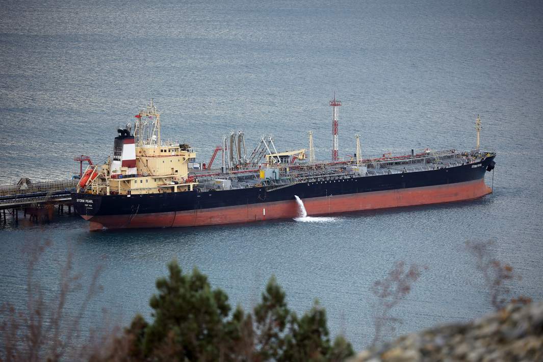 Танкер на загрузке у причала нефтеналивного терминала в порту Новороссийска