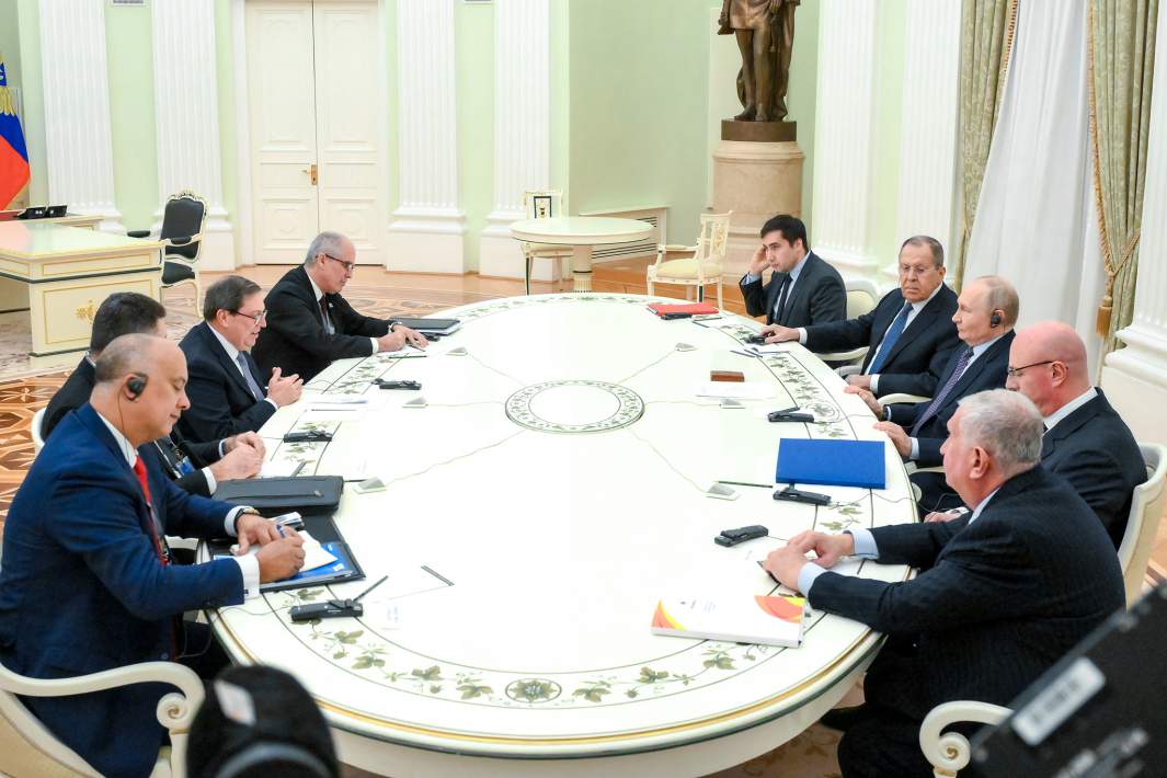 Президент РФ Владимир Путин и министр иностранных дел Кубы Бруно Родригес Паррилья во время встречи в Кремле. 18 февраля 2026 года