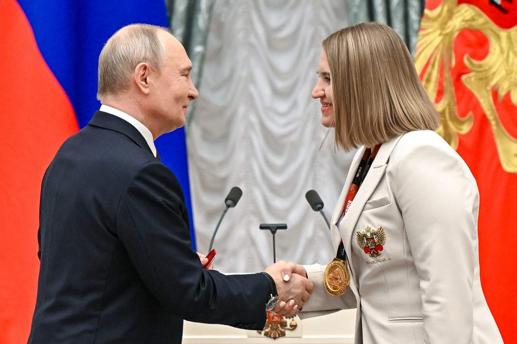 Президент РФ Владимир Путин с чемпионкой мира по боксу 2025 года Анастасией Шамоновой, получившей медаль ордена «За заслуги перед Отечеством» II степени