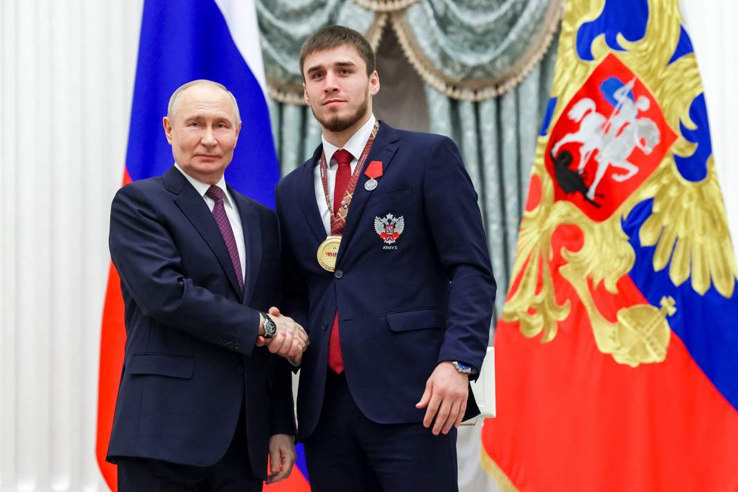 Президент РФ Владимир Путин с двукратным чемпионом мира по боксу Шарабутдином Атаевым, получившим медаль ордена «За заслуги перед Отечеством» II степени