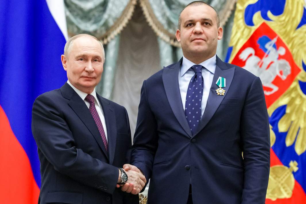 Президент РФ Владимир Путин с председателем исполнительного комитета Федерации бокса России Умаром Кремлевым, получившим орден Дружбы