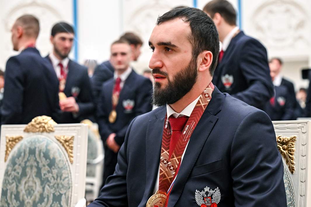 Серебряный призер XXXII Олимпийских игр в Токио, трехкратный чемпион мира по боксу Муслим Гаджимагомедов на встрече с президентом РФ Владимиром Путиным в Кремле
