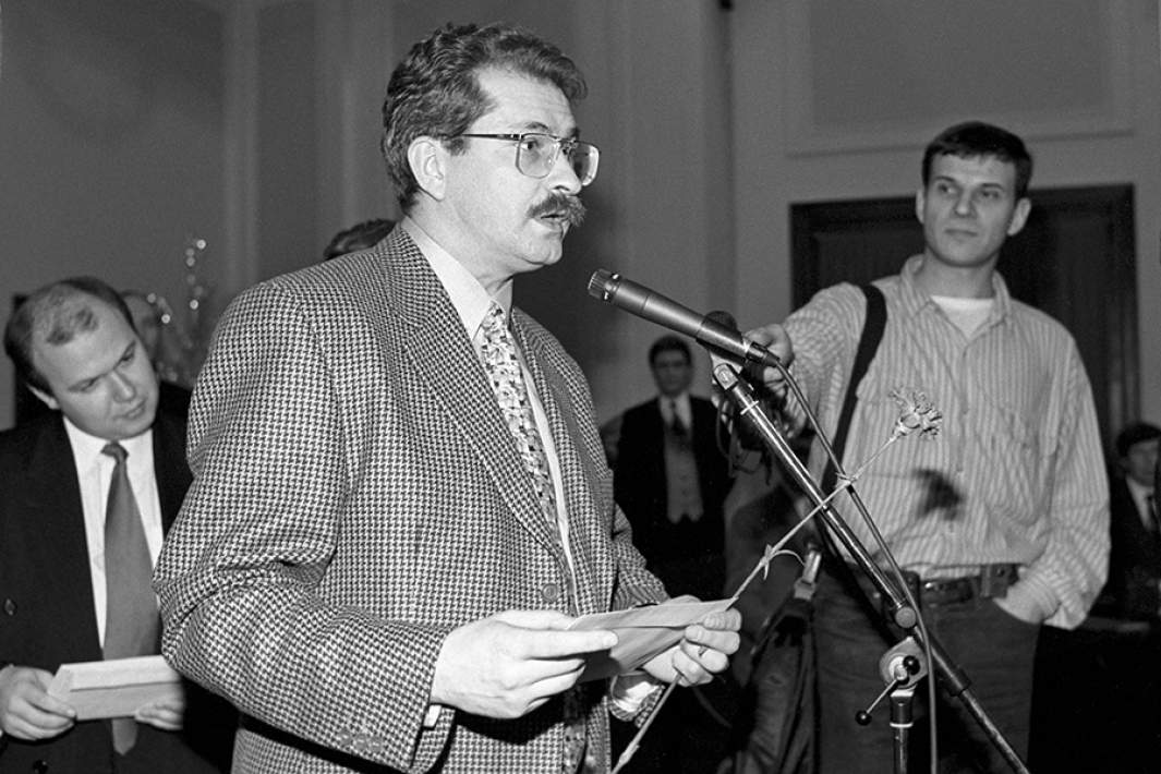 Тележурналист Владислав Листьев передает денежное вознаграждение семье погибшего корреспондента газеты «Красная Звезда» Владимира Житаренко