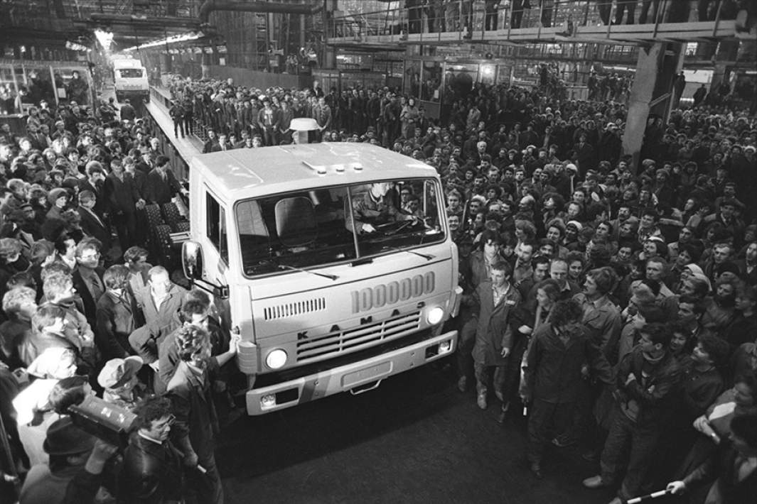 Миллионный грузовик «КамАЗ» со дня пуска предприятия. 19 октября 1988 года