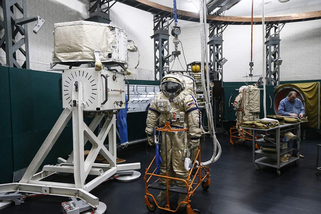 Тренажерный скафандр «Орлан-МК-Т» в составе тренажера «Выход-2» в Центре подготовки космонавтов им. Ю.А. Гагарина в Звездном городке