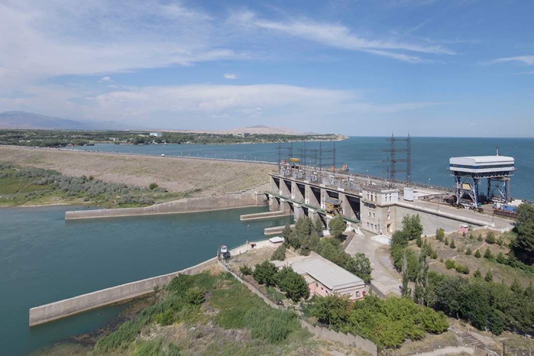 Кайраккумская ГЭС на реке Сырдарья