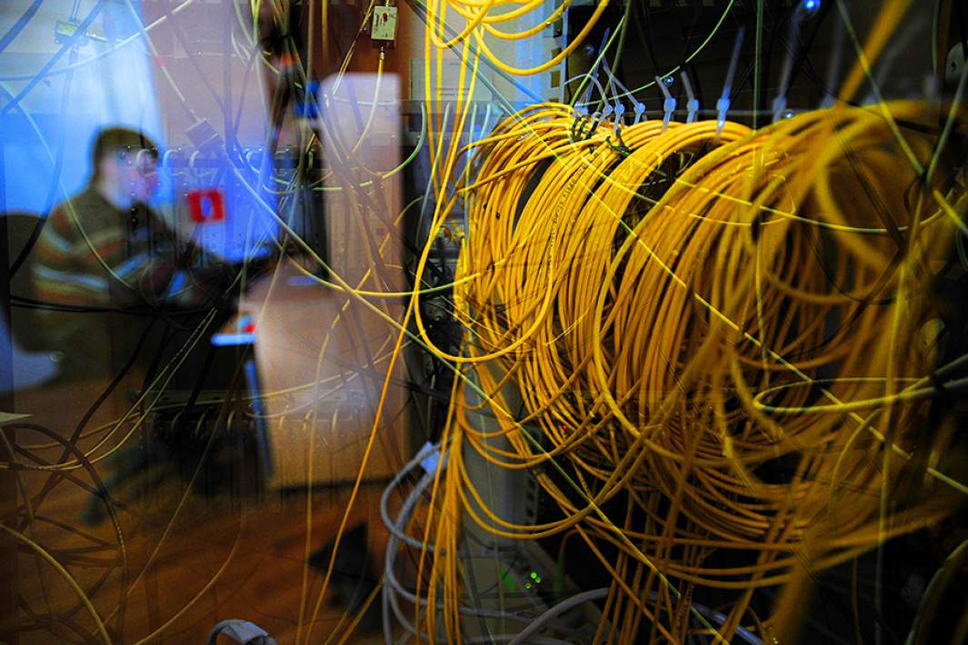 Cпециалист по монтажу и обслуживанию оптоволоконных линий для интернета и цифрового телевидения в одном из домов