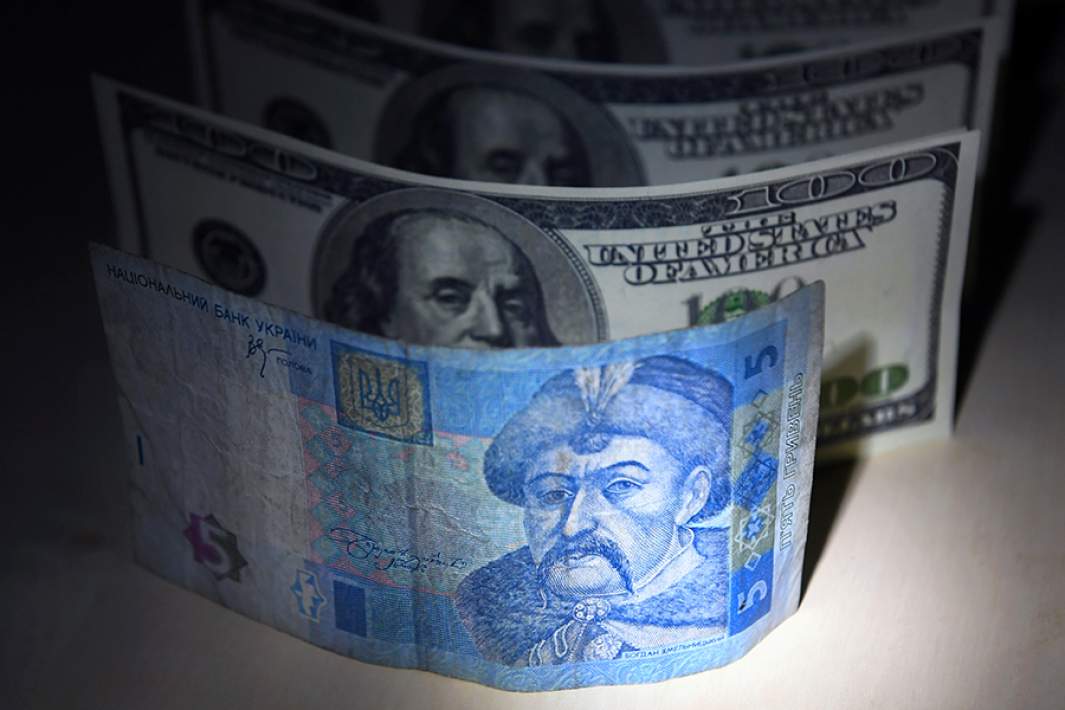 Купюры гривны и доллара