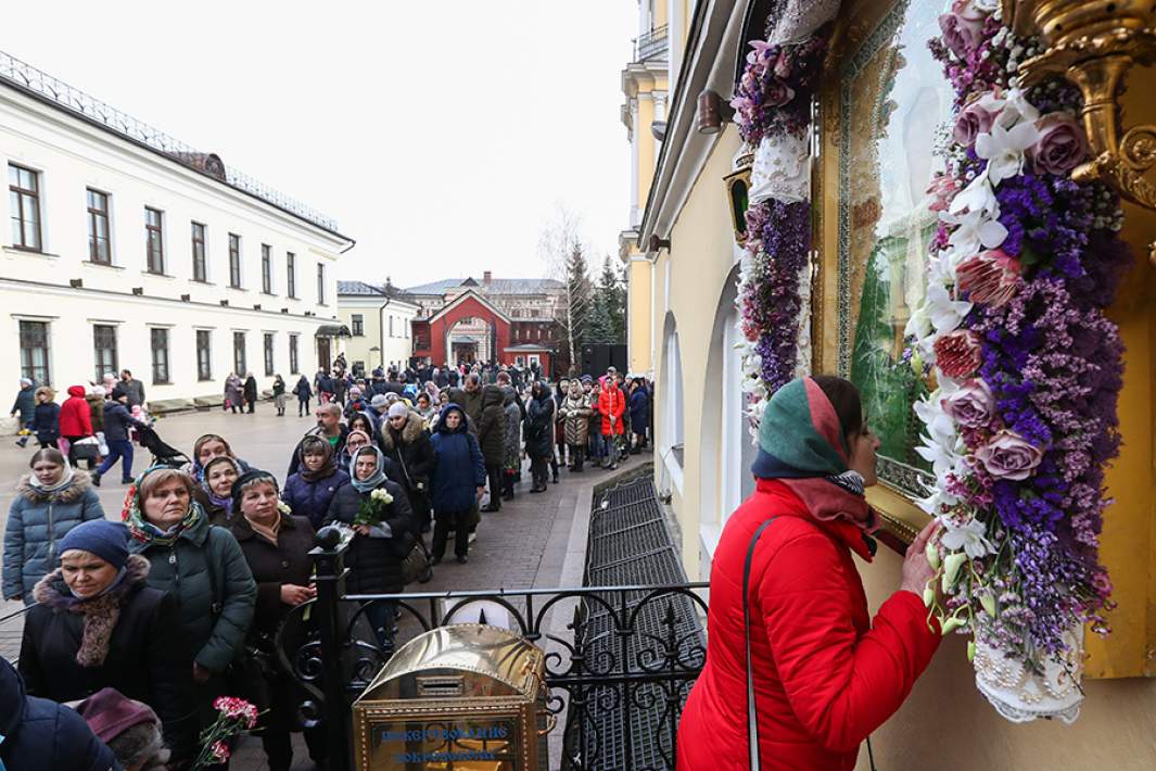 Верующая у иконы блаженной Матроны Московской в Покровском ставропигиальном женском монастыре