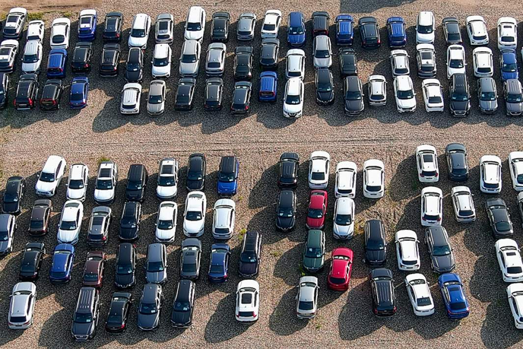 Стоянка автомобилей у здания автосалонов