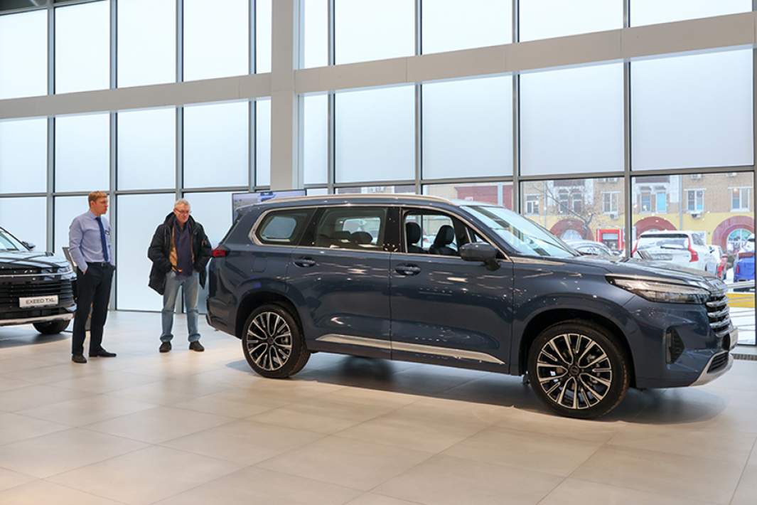 Менеджер и посетитель автосалона