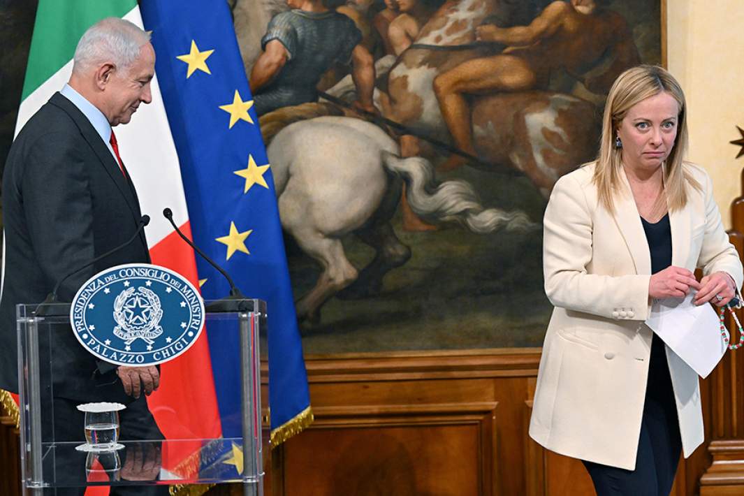 Премьер-министр Израиля Биньямин Нетаньяху и премьер-министр Италии Джорджа Мелони во время совместной пресс-конференции в Риме. 2023 год