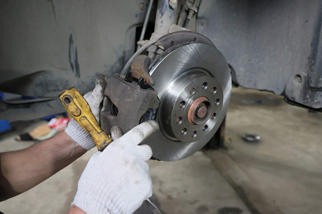 Замена тормозных колодок в автосервисе