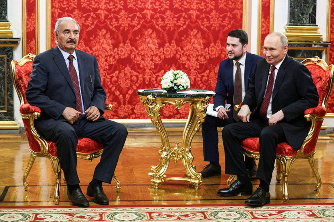 Президент РФ Владимир Путин и командующий Ливийской национальной армией (ЛНА) фельдмаршал Халифа Хафтар во время встречи в Кремле. 10 мая 2025 года