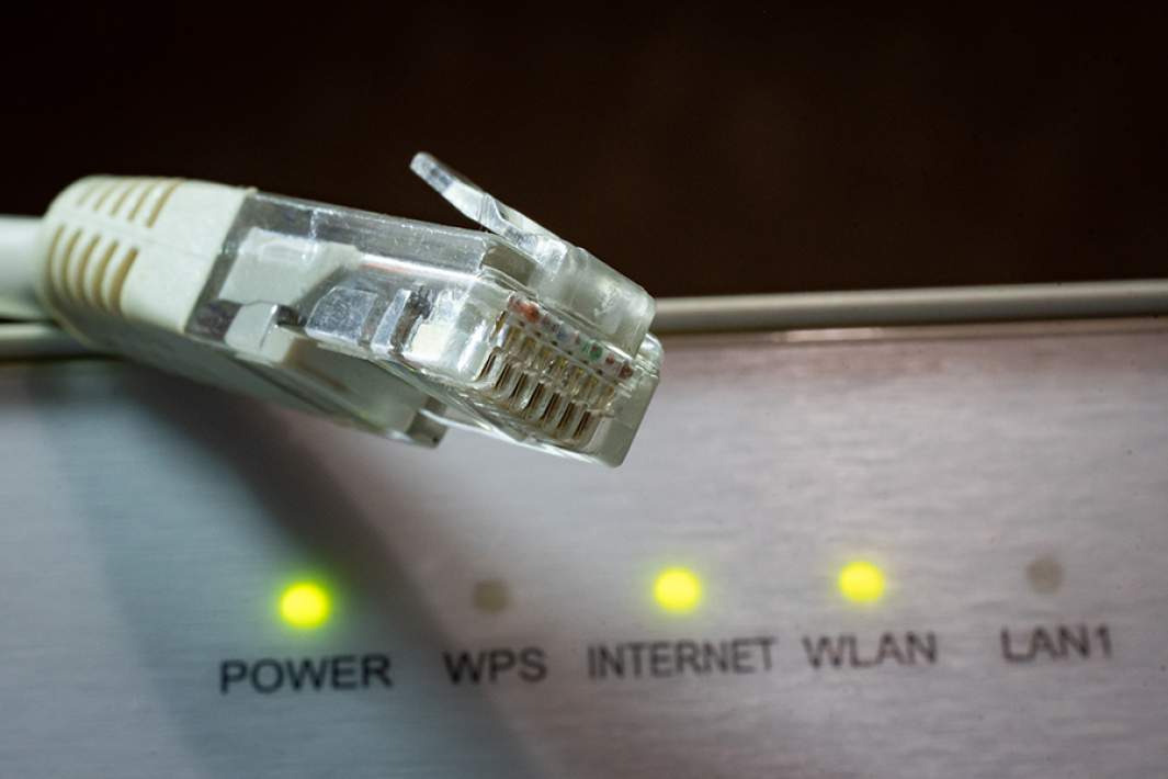 Сетевой кабель на фоне Wi-Fi роутера