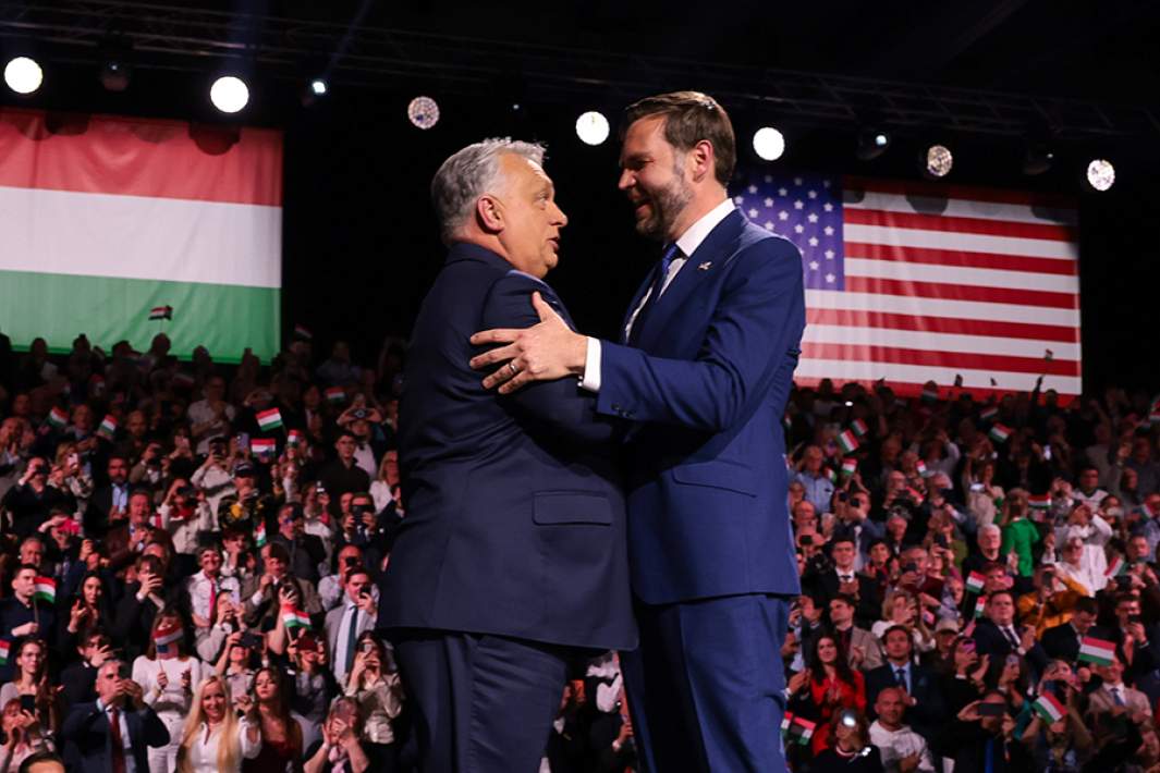Премьер-министр Венгрии Виктор Орбан и вице-президент США Джей Ди Вэнс на предвыборном митинге по случаю Дня американо-венгерской дружбы в Будапеште. 7 апреля 2026 года