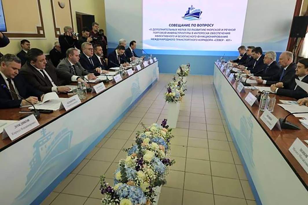 Помощник президента РФ, глава Морской коллегии Николай Патрушев проводит совещание по вопросам развития морской и портовой инфраструктуры в интересах обеспечения функционирования международного транспортного коридора «Север-Юг» в Астрахани