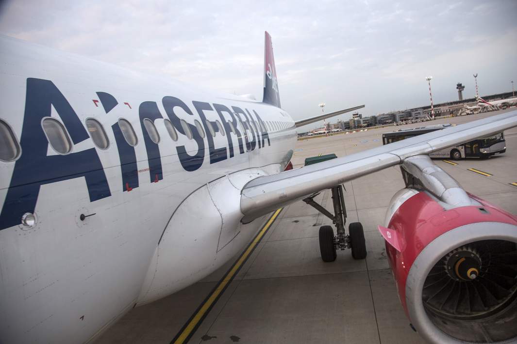 Самолет Air Serbia в аэропорту 