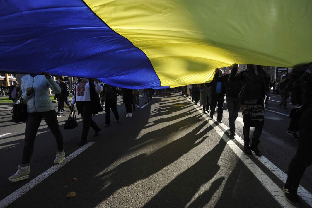Флаг Украины на митинге 