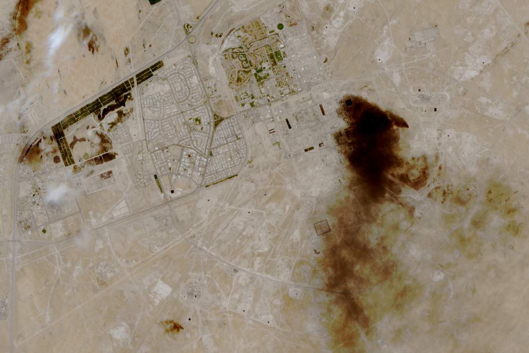 Спутниковый снимок дыма, поднимающегося над нефтеперерабатывающим заводом Saudi Aramco
