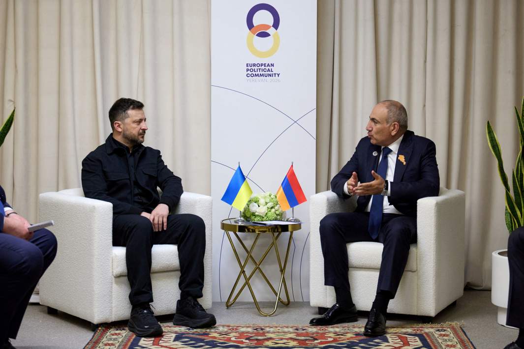 Премьер-министр Армении Никол Пашинян присутствует на встрече с президентом Украины Владимиром Зеленским на саммите Европейского политического сообщества в Ереване