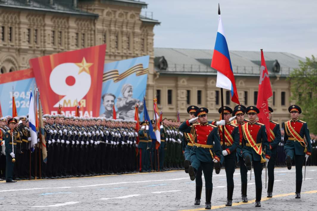 Почетный караул марширует во время парада