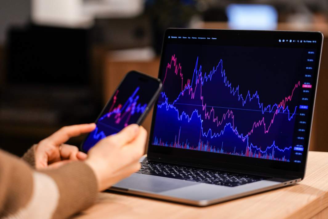 Трейдер проверяет котировки биржевых торгов